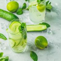 Des recettes de cocktails à base de concombre servi avec des feuilles de menthes