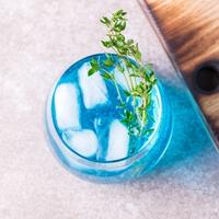Recettes de cocktails à base de Curaçao dans un verre avec des glaçons