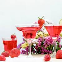Nos idées recettes de cocktails à base de fraise servi dans des verres et décorer avec des fruits