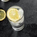 Cocktail à base de gin dans un long verre avec du citron et des glaçons