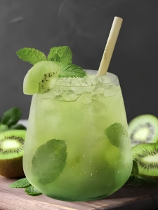 Cocktail mojito au rhum, jus de kiwi et citron vert