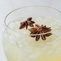 Recettes de cocktails à base de Pastis, fleurs d'anis en décoration avec de la glace pilée