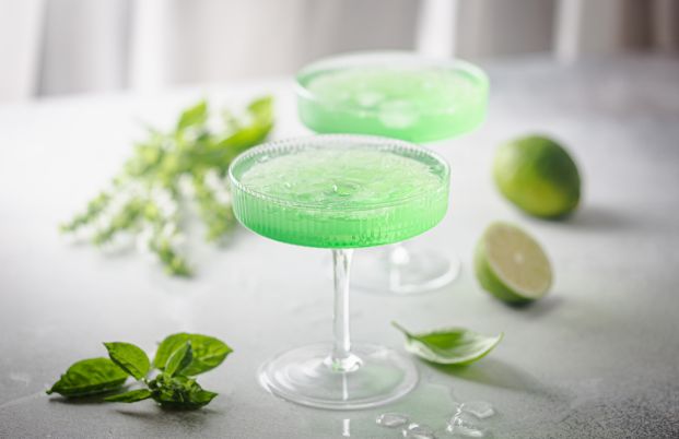 Cocktails verts pour la St Patrick servi dans un verre coupe.