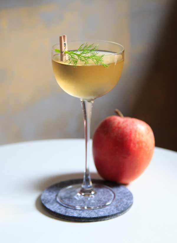 cocktail au calvados, sirop de tarte aux pommes et jus de pomme