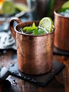 Cocktail French Mule, à base de cognac et ginger beer, servi dans une timbale en cuivre.
