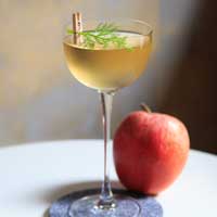 cocktail Dandy au calvados, jus de pomme, amaretto, liqueur de rhubarbe et tarte aux pommes