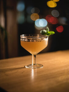 découvrez le cocktail Lara Croft, un cocktail à base de whisky et de triple sec