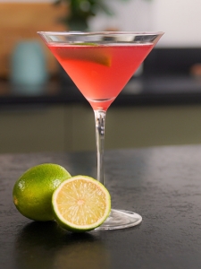 cocktail cosmopolitan, une recette avec de la vodka et du citron de cranberry servi dans un verre à cosmopolitain.