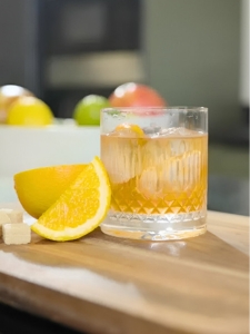 Cocktail Old Fashioned avec du whisky de seigle, du sucre, du bitter servi dans un verre à whisky avec des glaçons.
