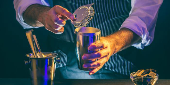 Découvrez le matériel indispensable des barmans pour réaliser un cocktail