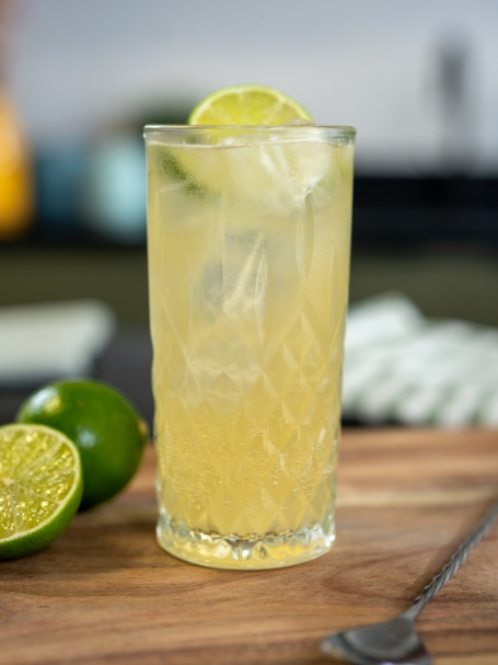 Cocktail Caribbean Mule, à base de rhum ambré, de ginger beer et de jus de citron vert, servi dans un verre long drink.