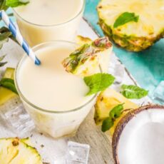 Cocktails Pina colada avec ingrédients : coco, ananas