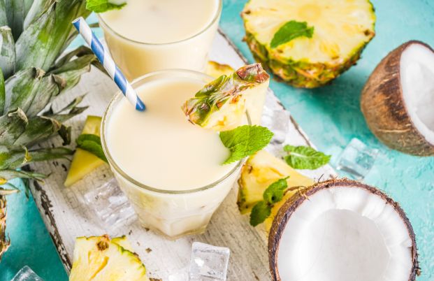 Cocktails Pina colada avec ingrédients : coco, ananas