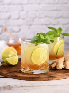 Cocktail sikko avec du gingembre et du citron vert et une feuille de basilic en décoration