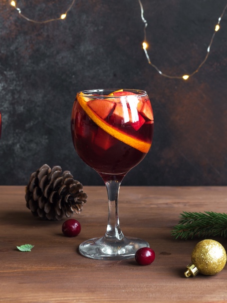 La Sangria de Noël, cocktail à partager à base de jus de fruits, de prosecco et de limonade