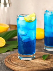 Cocktail sans alcool Blue Lagoon à base de limonade, de sirop de curaçao bleu et de jus de citron jaune pressé.