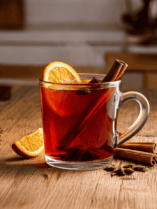 Cocktail sans alcool au Spritz chaud servi dans un verre avec de la cannelle.