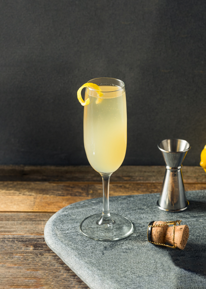 Cocktail french 75 verre à pied zeste citron
