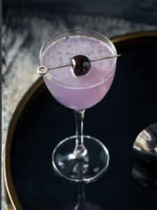 Cocktail Aviation, short drink au gin et à la crème de violette servi dans un verre à cocktail.