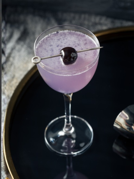 Cocktail Aviation, short drink au gin et à la crème de violette servi dans un verre à cocktail.