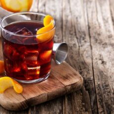 cocktail d'automne : boulevardier au whisky servi avec un zeste d'orange