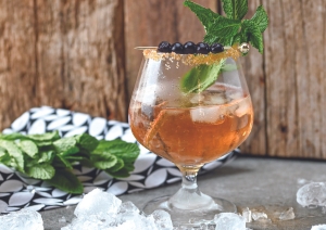 cocktail à base de whisky, liqueur d'orange et bitter au cassis