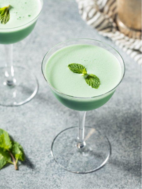 cocktail à la crème de cacao, crème de menthe et crème fraiche, décoré de feuilles de menthe.
