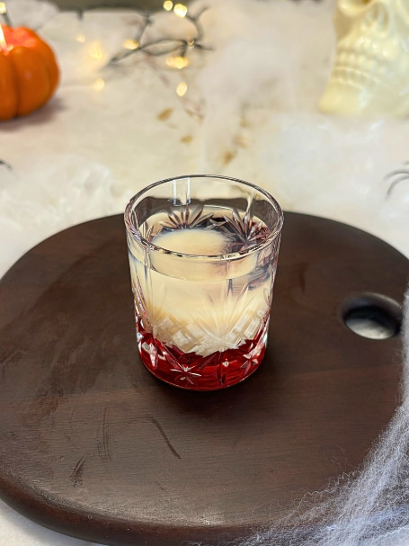 Shot Cervelle de Singe, à base de vodka, liqueur de crème et sirop de grenadine.