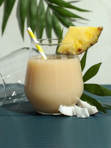 Pina Colada, cocktail fruité au rhum blanc, à la noix de coco et à l'ananas
