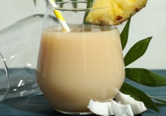cocktail au hum blanc, au jus d'ananas et au lait de coco