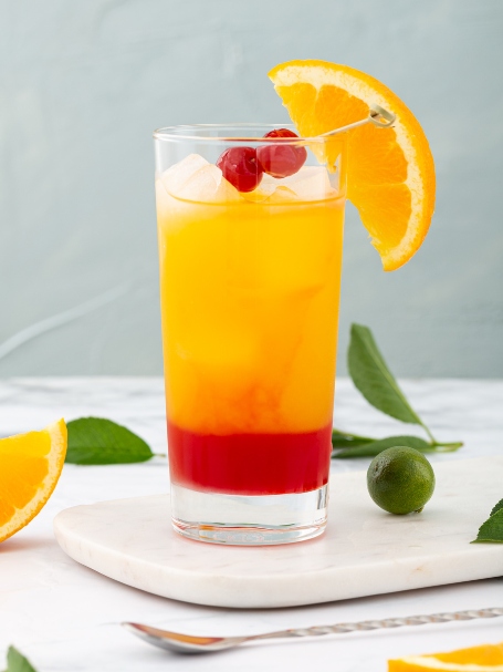 cocktail fruité à la vodka, au jus d'orange, jus de banane et sirop de grenadine