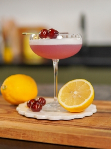 Cocktail rose garni de mousse.