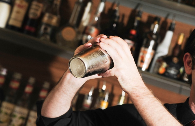 Les différentes façons de mélanger un cocktail avec un shaker