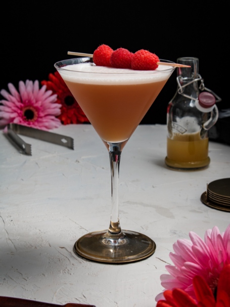 Cocktail French Martini, à base de vodka, liqueur de framboise et jus d'ananas