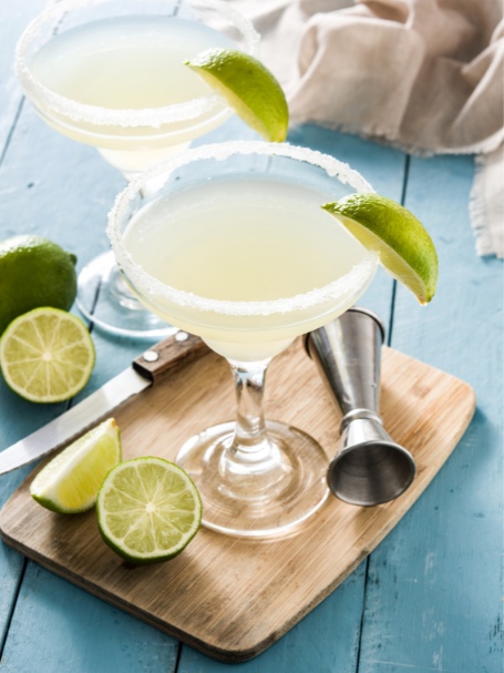 Cocktail Margarita au Mezcal servi dans un verre type Martini
