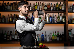 barman avec un shaker
