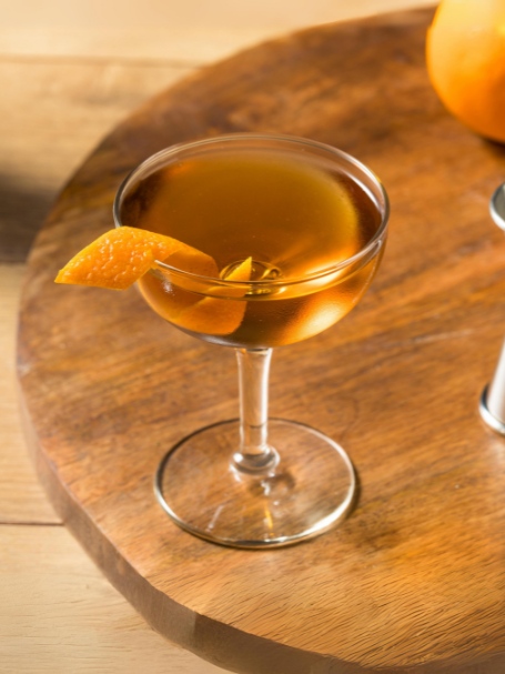 Découvrez le cocktail Martinez, recette amère et corsée à base de gin et vermouth rouge.