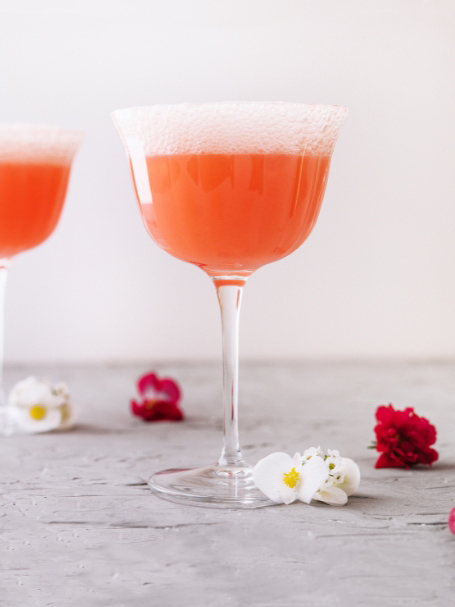 Découvrez le Monkey Gland, cocktail à base de gin, absinthe, jus d'orange et sirop de grenadine