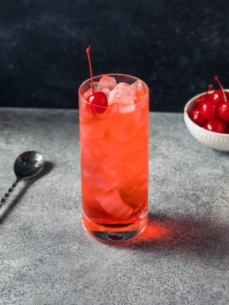 Découvrez la recette du cocktail sans alcool Shirley Temple, à base de ginger ale, limonade et sirop de grenadine.
