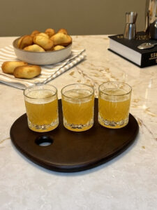 Cocktail Shot Madeleine, à base d'Amaretto, de triple sec et de jus d'ananas.