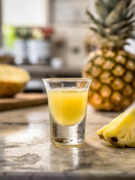 Découvrez le shooter Madeleine, un cocktail au goût d'amande à base d'amaretto, triple sec et jus d'ananas.