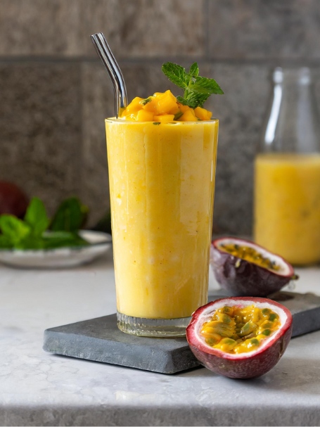 Cocktail sans alcool Joséphine Baker, à base de mangue, fruit de la passion et lait de coco.
