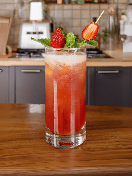 Cocktail Exotic Summer, recette sans alcool à la fraise et goyaves sucrées servi dans un long verre.