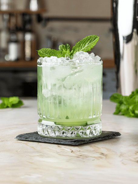 Cocktail le Ice, servi dans un verre avec beaucoup de glaçons. La recette est à base de vodka et de menthe.