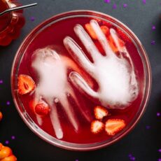 Glaçons en forme de mains, dans un Punch rouge.