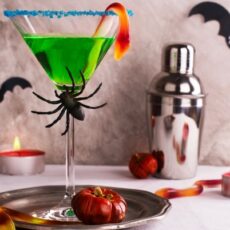 Cocktail vert dans un verre à martini.