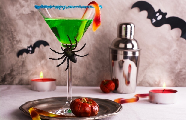 Cocktail vert dans un verre à martini.