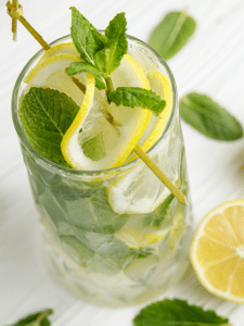 Cocktail au thé vert et au gin servi dans un verre avec une rondelle de citron