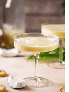 Cocktail au pandan et lait de coco, servi dans un verre à cocktail