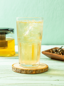 Cocktail sans alcool au thé et au jasmin et sirop de miel